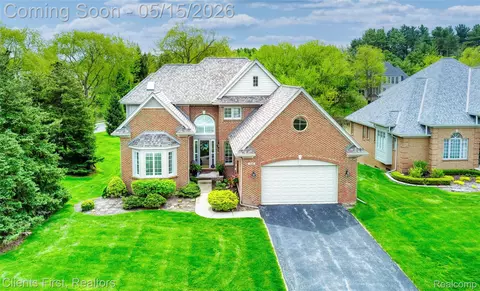 7490 Pine Vista Dr, Genoa, MI 48116