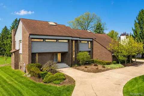 3830 Columbia Dr, Bloomfield Hills, MI 48302