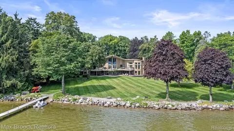 3333 W Shore Dr, Orchard Lake Village, MI 48324