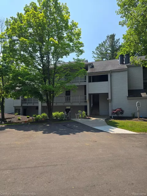 5714 Creeks Xing, Williamsburg, MI 49690