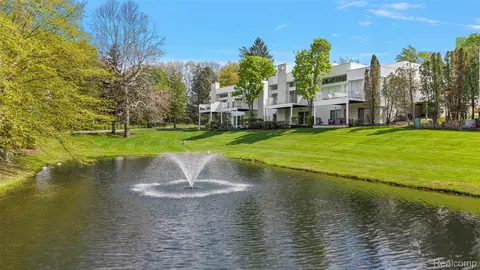 1756 Alexander Dr, Bloomfield Township, MI 48302