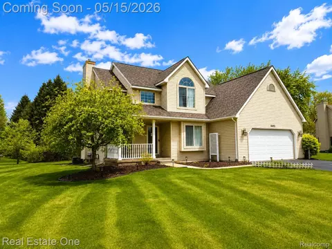 6692 Goldwin Dr, Green Oak, MI 48116