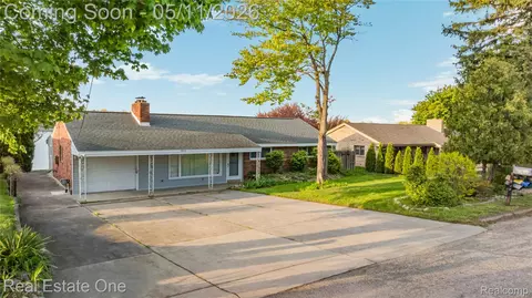 4416 S Shore St, Waterford, MI 48328