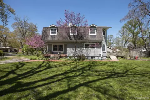 25425 6th St, Grosse Ile, MI 48138