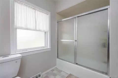 Bath - 3409 Devon Rd, Royal Oak, MI 48073 photo 2 of 5