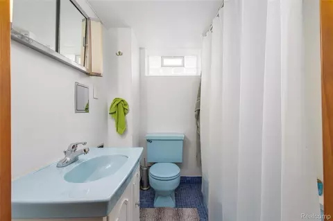 Bath - 3409 Devon Rd, Royal Oak, MI 48073 photo 3 of 5