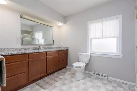 Bath - 3409 Devon Rd, Royal Oak, MI 48073 photo 1 of 5