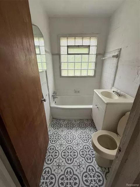 Bath - 3218 Trumbull Ave, Flint, MI 48504 photo 1 of 2
