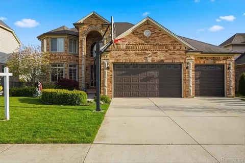 19330 Middle Branch Dr, Macomb, MI 48044