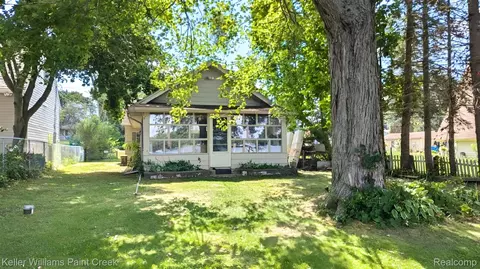 1812 Luneta Ct, Commerce, MI 48382