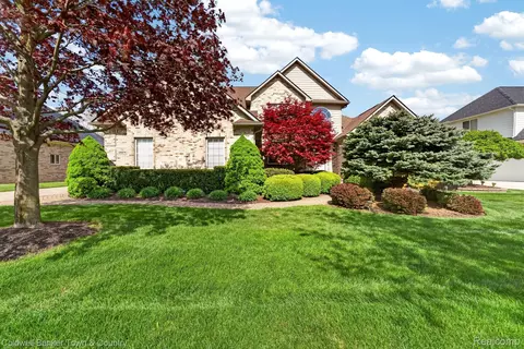 26974 Debiasi Dr, Brownstown, MI 48174
