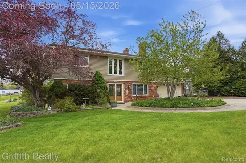 2901 School Lake Dr, Brighton, MI 48114