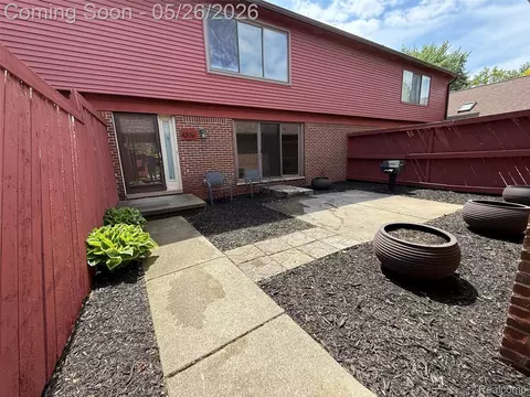 42136 Lochmoor St, Clinton Township, MI 48038