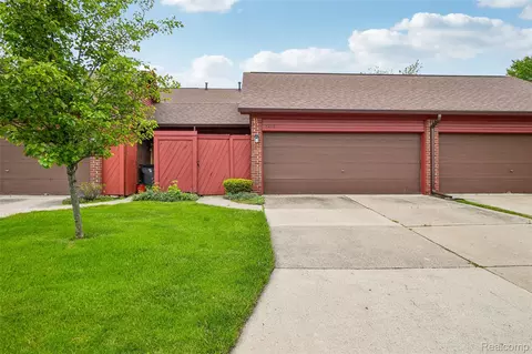 42136 Lochmoor St, Clinton Township, MI 48038