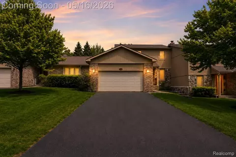29498 Sylvan Ln, Farmington Hills, MI 48334