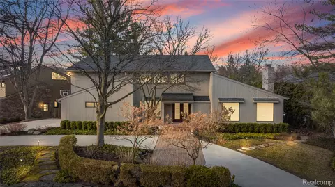 4695 Maura Ln, West Bloomfield, MI 48323