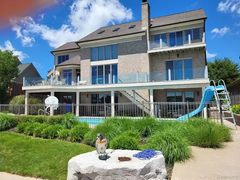 1296 Labrosse Dr, Waterford, MI 48328