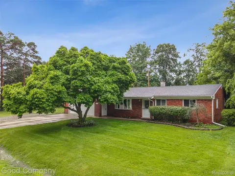 48703 W Ranch Dr, Chesterfield, MI 48051