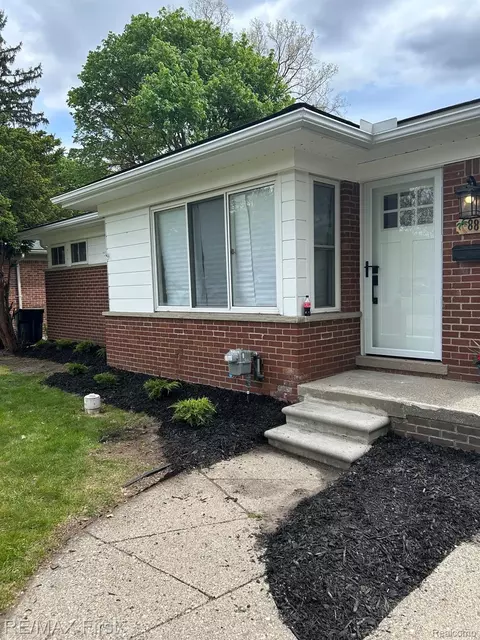 8865 Kenberton Dr, Oak Park, MI 48237