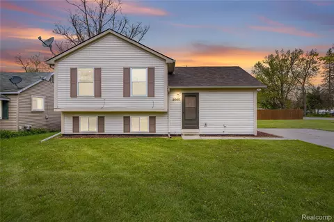 2660 Pontiac Lake Rd, Waterford, MI 48328
