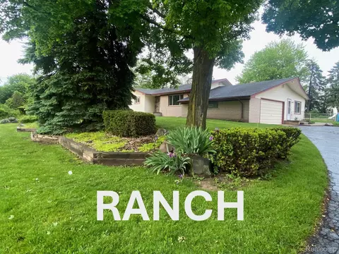5871 Brewster Rd, Oakland, MI 48306