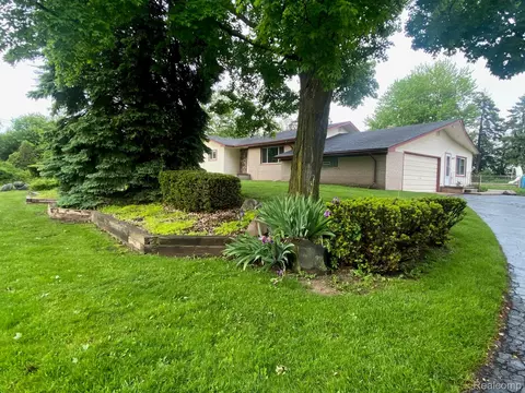 5871 Brewster Rd, Oakland, MI 48306