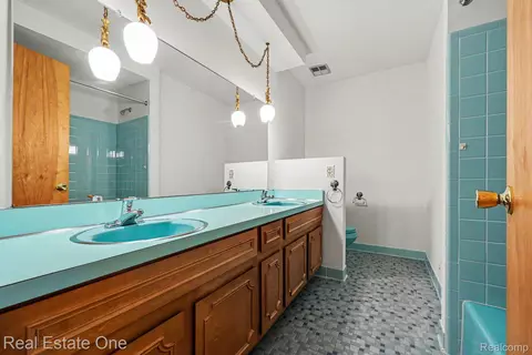 Bath - 3888 Boulder Dr, Troy, MI 48084 photo 2 of 3