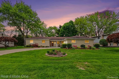 3888 Boulder Dr, Troy, MI 48084