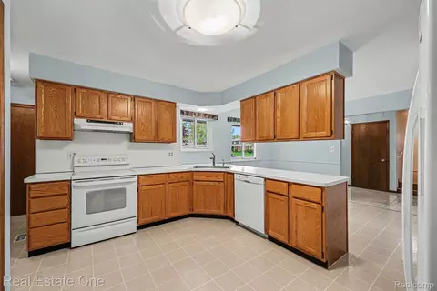 Kitchen - 3888 Boulder Dr, Troy, MI 48084 photo 3 of 4