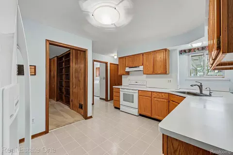Kitchen - 3888 Boulder Dr, Troy, MI 48084 photo 2 of 4