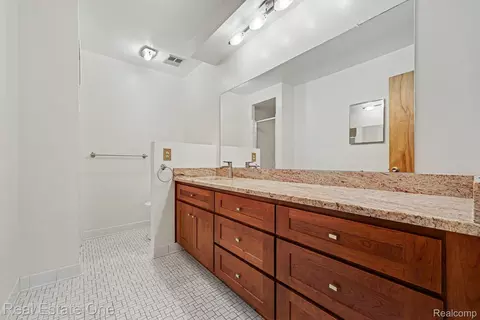 Bath - 3888 Boulder Dr, Troy, MI 48084 photo 1 of 3
