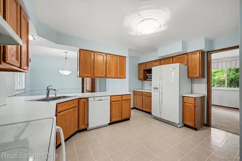 Kitchen - 3888 Boulder Dr, Troy, MI 48084 photo 4 of 4