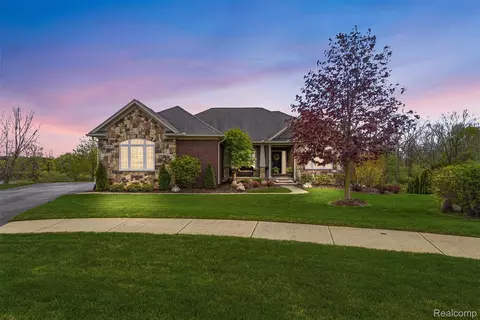 660 Willow Lake Ct, Oxford, MI 48371
