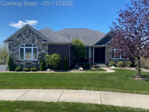 660 Willow Lake Ct, Oxford, MI 48371