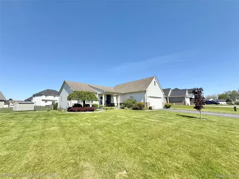 8205 Peninsula Cir, Mundy, MI 48439