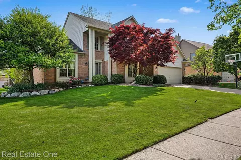 737 Woodfield Way, Rochester Hills, MI 48307