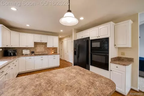 Kitchen - 22280 John Deere Ln, Macomb, MI 48044 photo 4 of 5