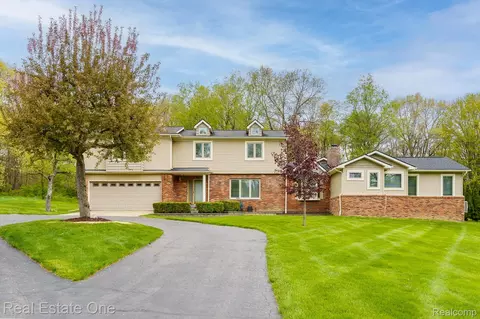 9243 Sherwood Dr, Springfield, MI 48350