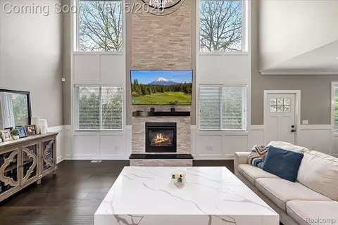 Living - 46930 Riverpark E, Macomb, MI 48044 photo 2 of 4
