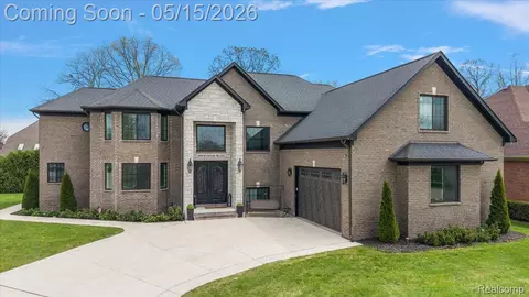 46930 Riverpark E, Macomb, MI 48044