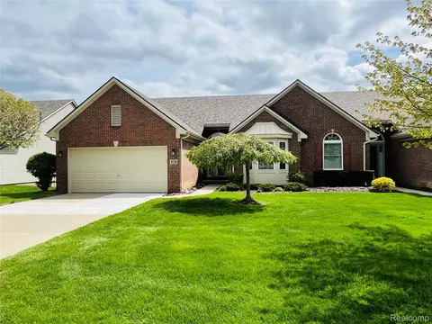 828 Woodhaven Dr, Commerce, MI 48390