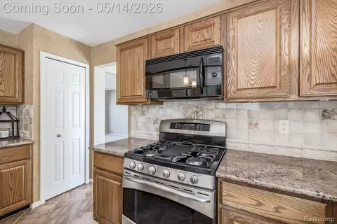 Kitchen - 6357 Golf View Dr, Independence, MI 48346 photo 4 of 6