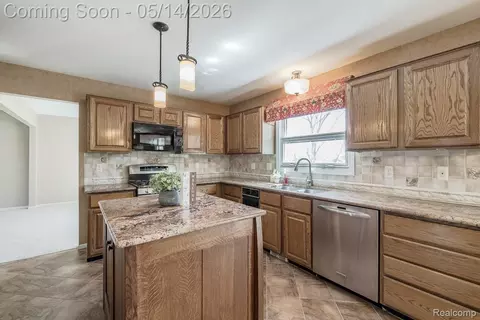 Kitchen - 6357 Golf View Dr, Independence, MI 48346 photo 5 of 6