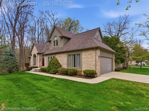 47318 Cider Mill Dr, Novi, MI 48374