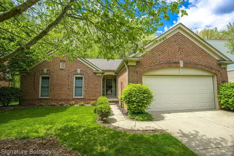 2668 Aubrey Dr, Lake Orion, MI 48360