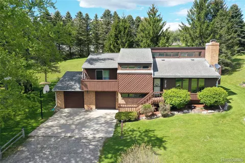 2725 Cooley Lake Rd, Highland, MI 48356