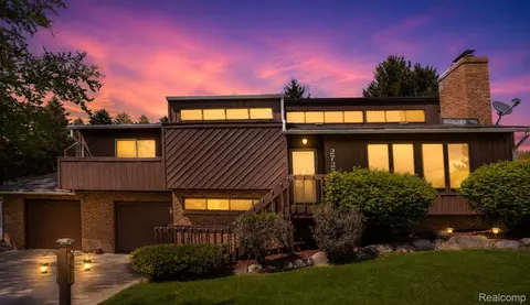 2725 Cooley Lake Rd, Highland, MI 48356