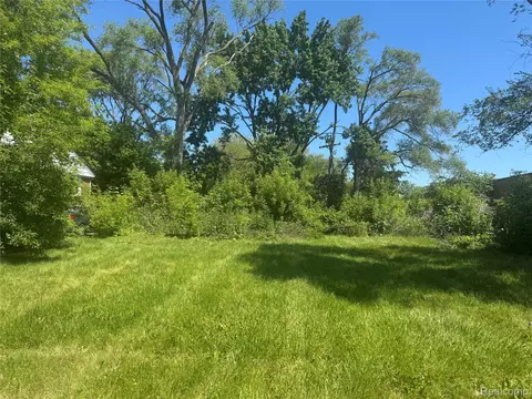 17927 E 10 Mile Rd, Roseville, MI 48066