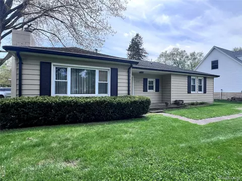 5505 Sunwood Dr, Waterford, MI 48329