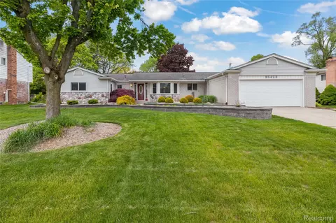 25423 Skye Dr, Farmington Hills, MI 48336